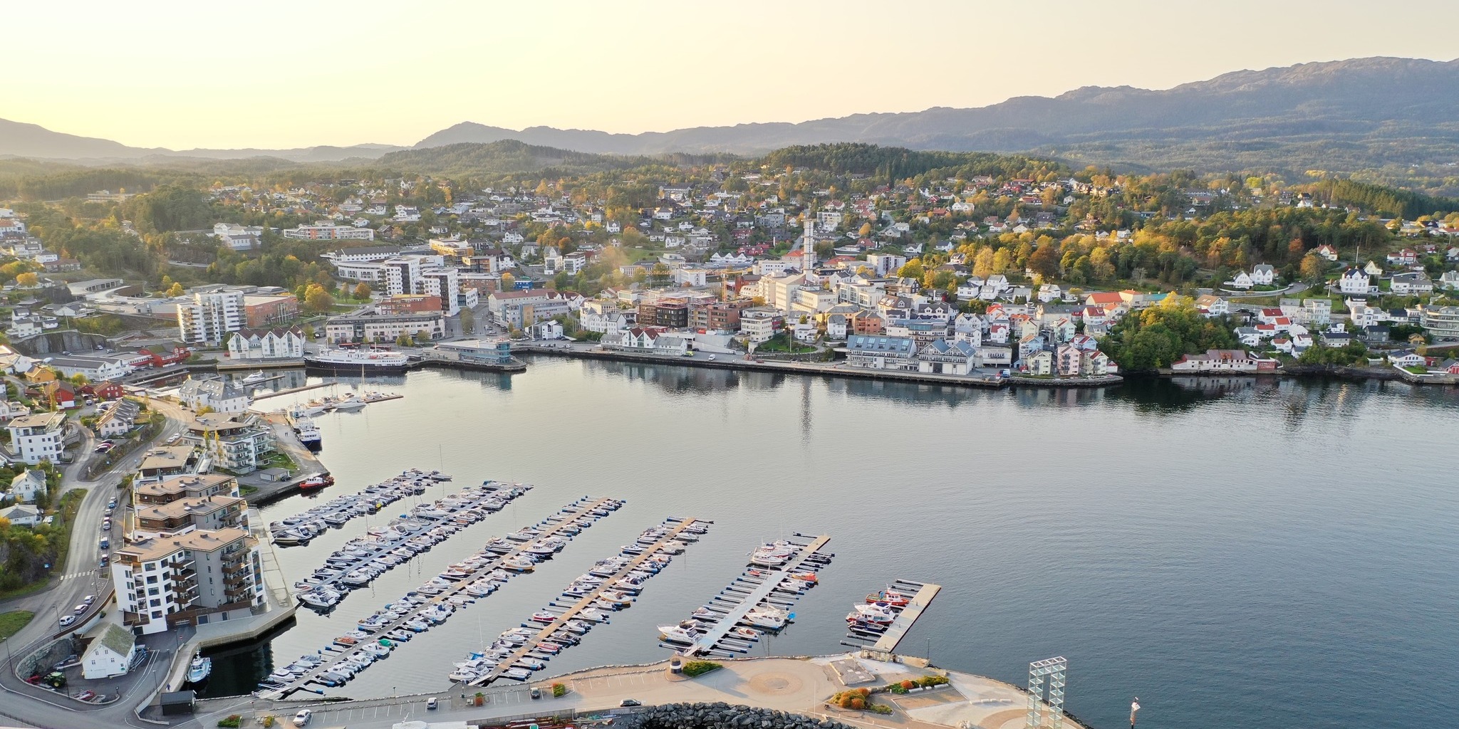Flyfoto av Leirvik på Stord